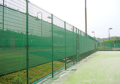 遮風ネット付防球フェンス（東山公園テニスセンター）