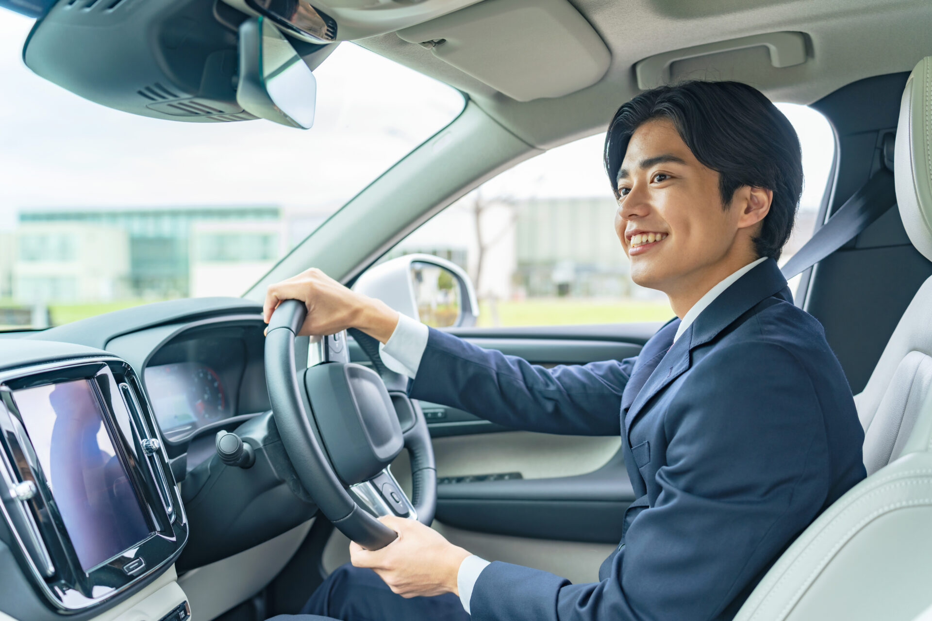 写真：自動車を運転する男性