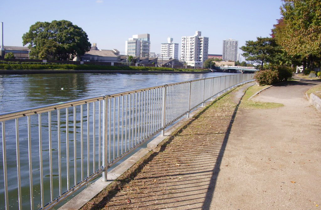 施工実績写真：河川転落防止柵(堀川白鳥地内)