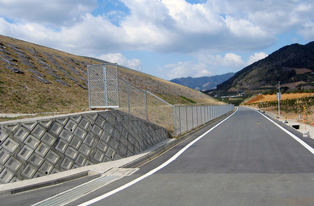 施工実績写真：立入防止柵(新東名高速道路　三ケ日地内)