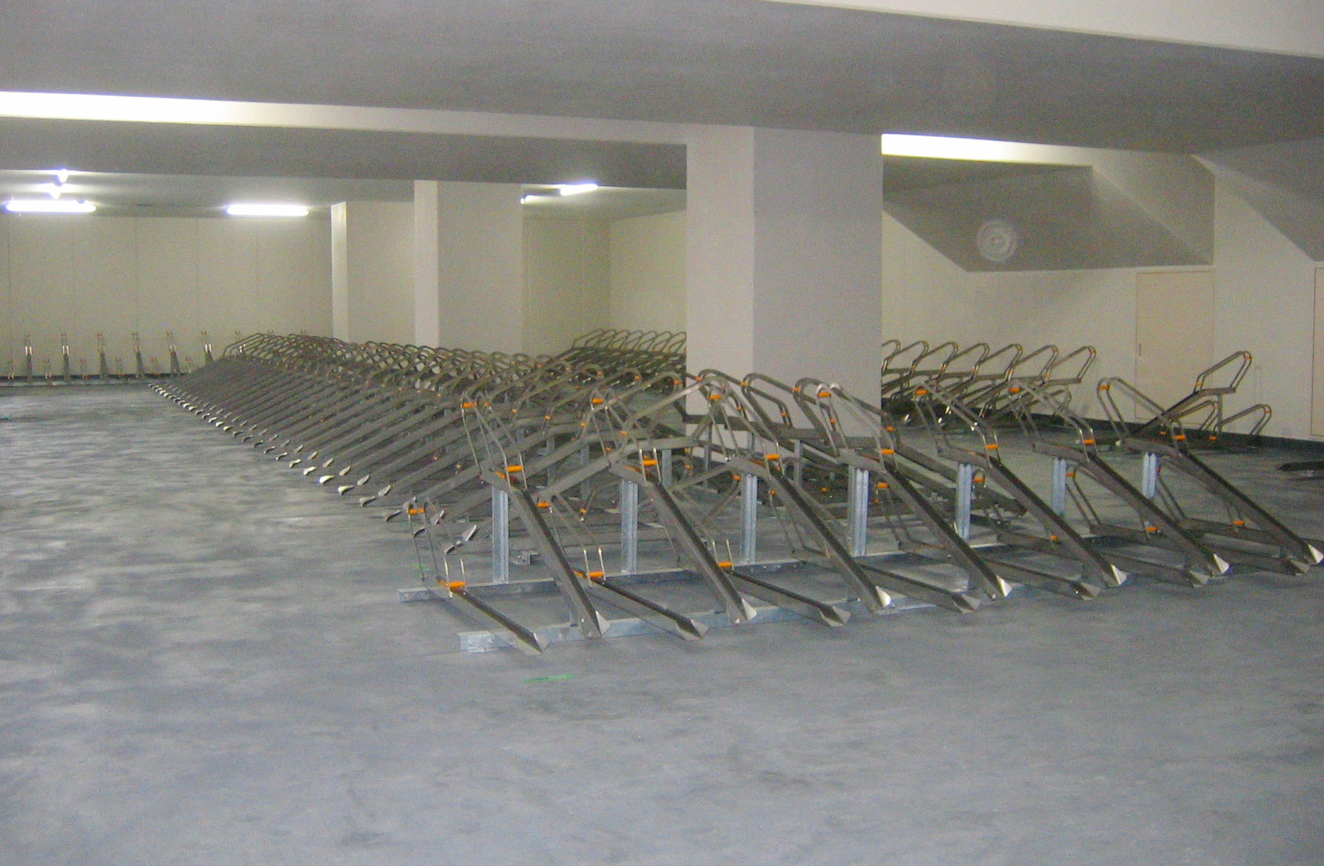 施工実績写真：傾斜式自転車ラック(室内)