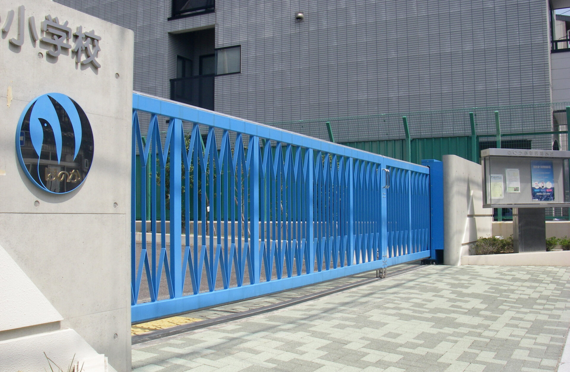 施工実績写真：小学校正門特注門扉(名古屋市)