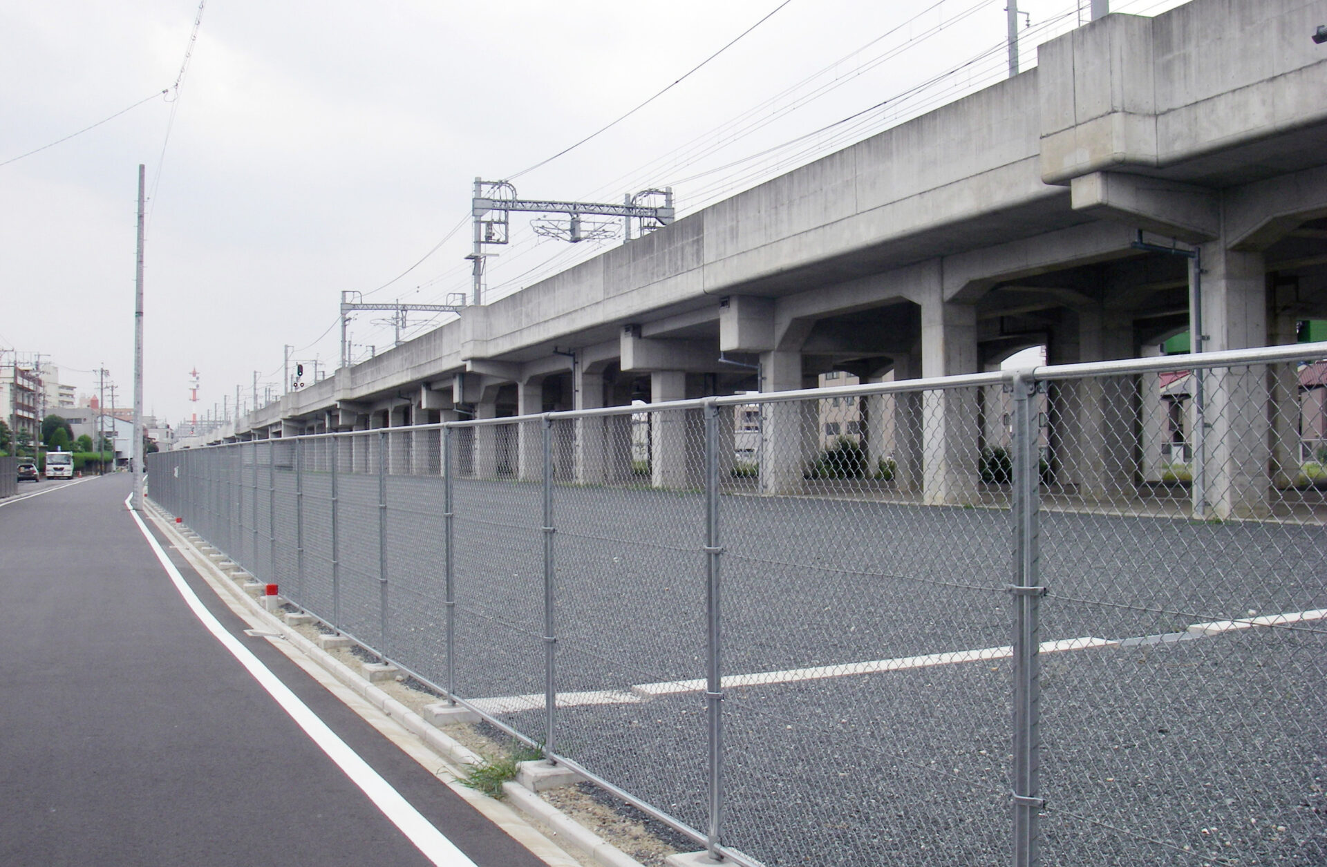 施工実績写真：鉄道　鉄道高架下立入防止柵（近鉄八田駅高架）