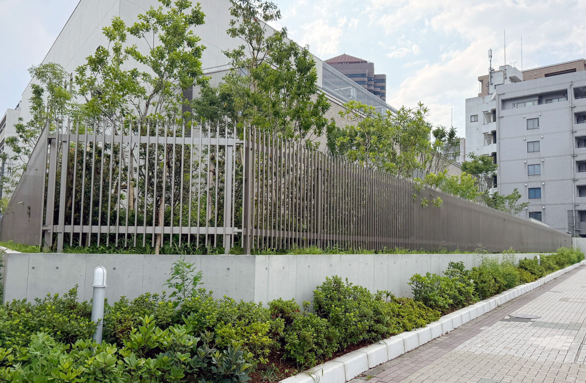 施工実績写真：学校　大学外周フェンス（品川区）