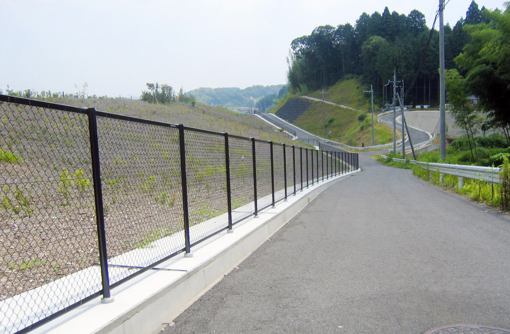 施工実績写真：立入防止柵(新名神高速道路　甲南町杉谷地内)
