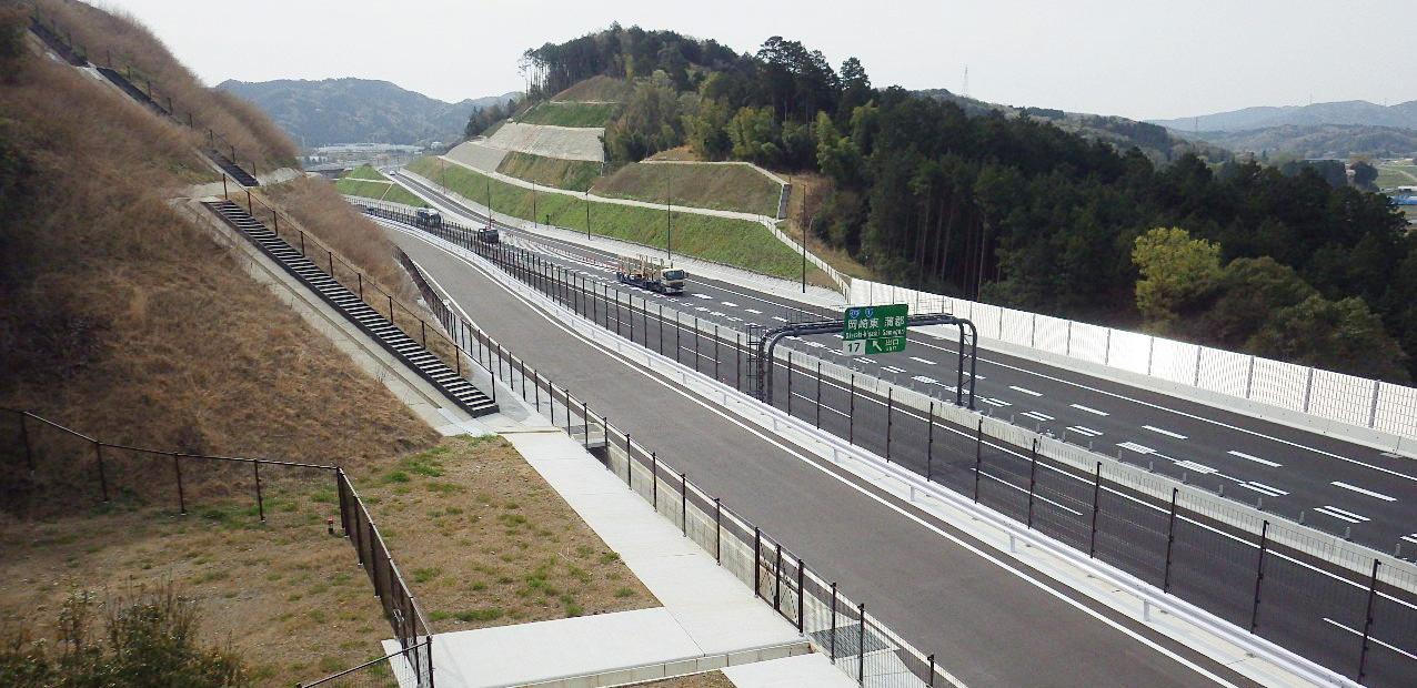 施工実績写真：フェンス　新東名高速道路岡崎額田地区