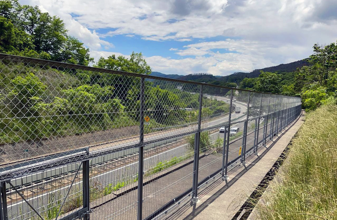 施工実績写真：道路　立入防止柵（上信越自動車道 長野管内）