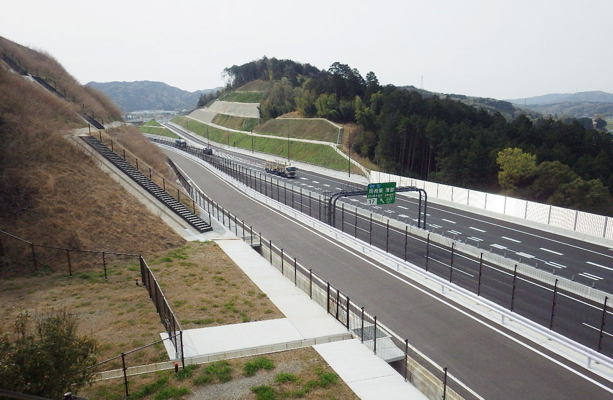 施工実績写真：道路　立入防止柵（新東名高速道路岡崎額田地区）