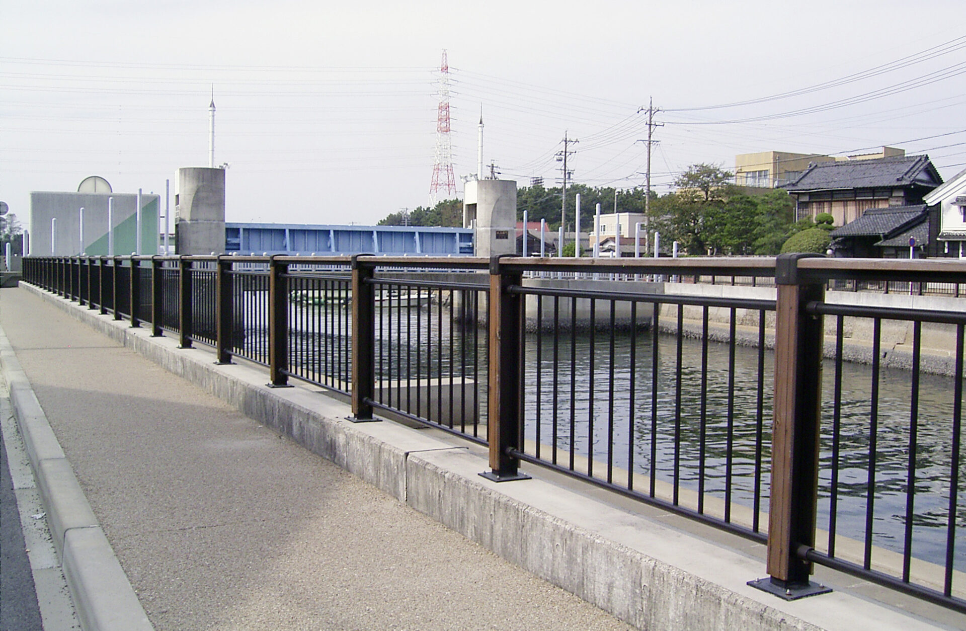 施工実績写真：河川転落防止柵(堀川碧南市築山町地内)