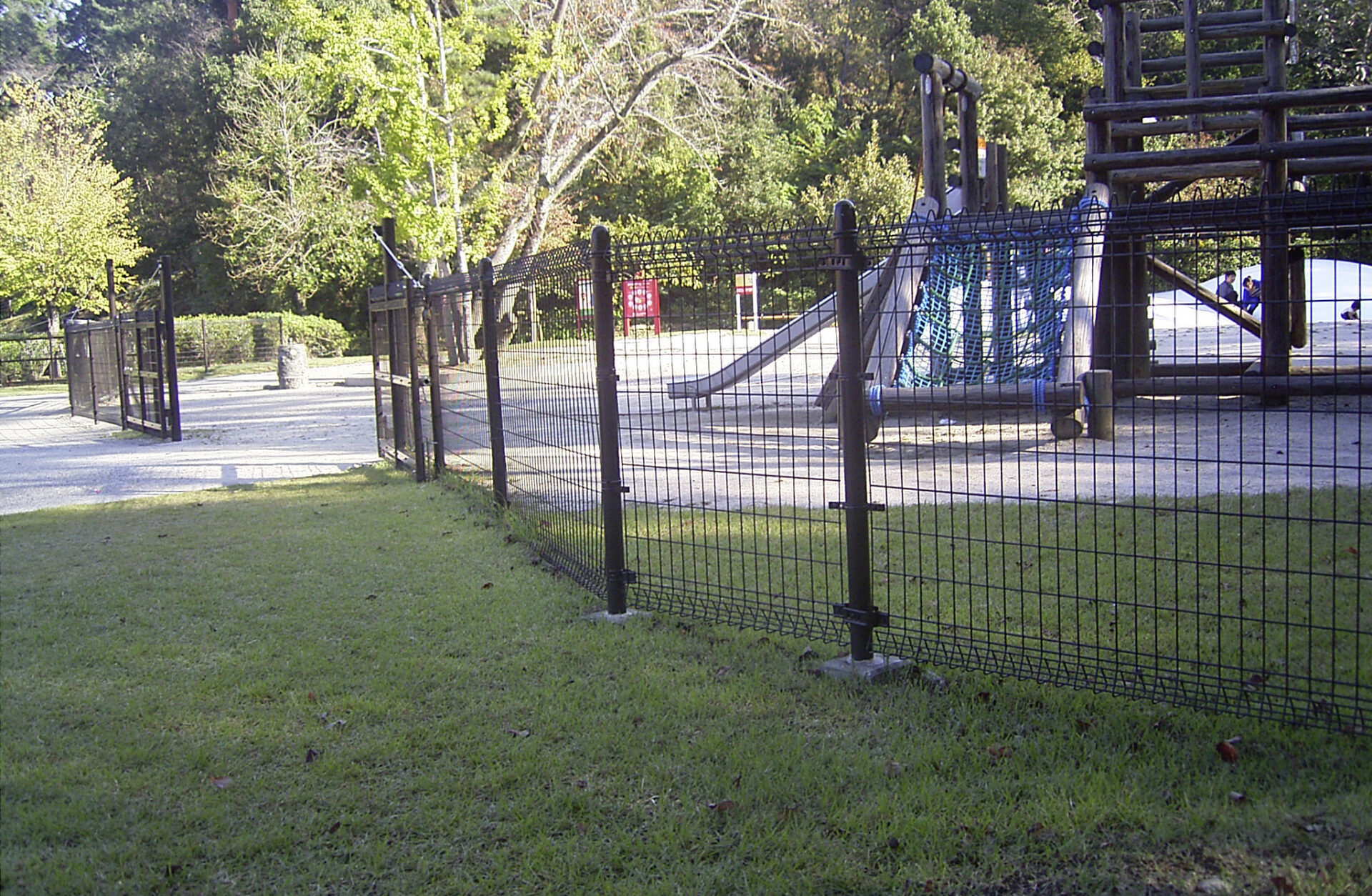 施工実績写真：公園遊具外周フェンス(豊田市鞍ヶ池公園)