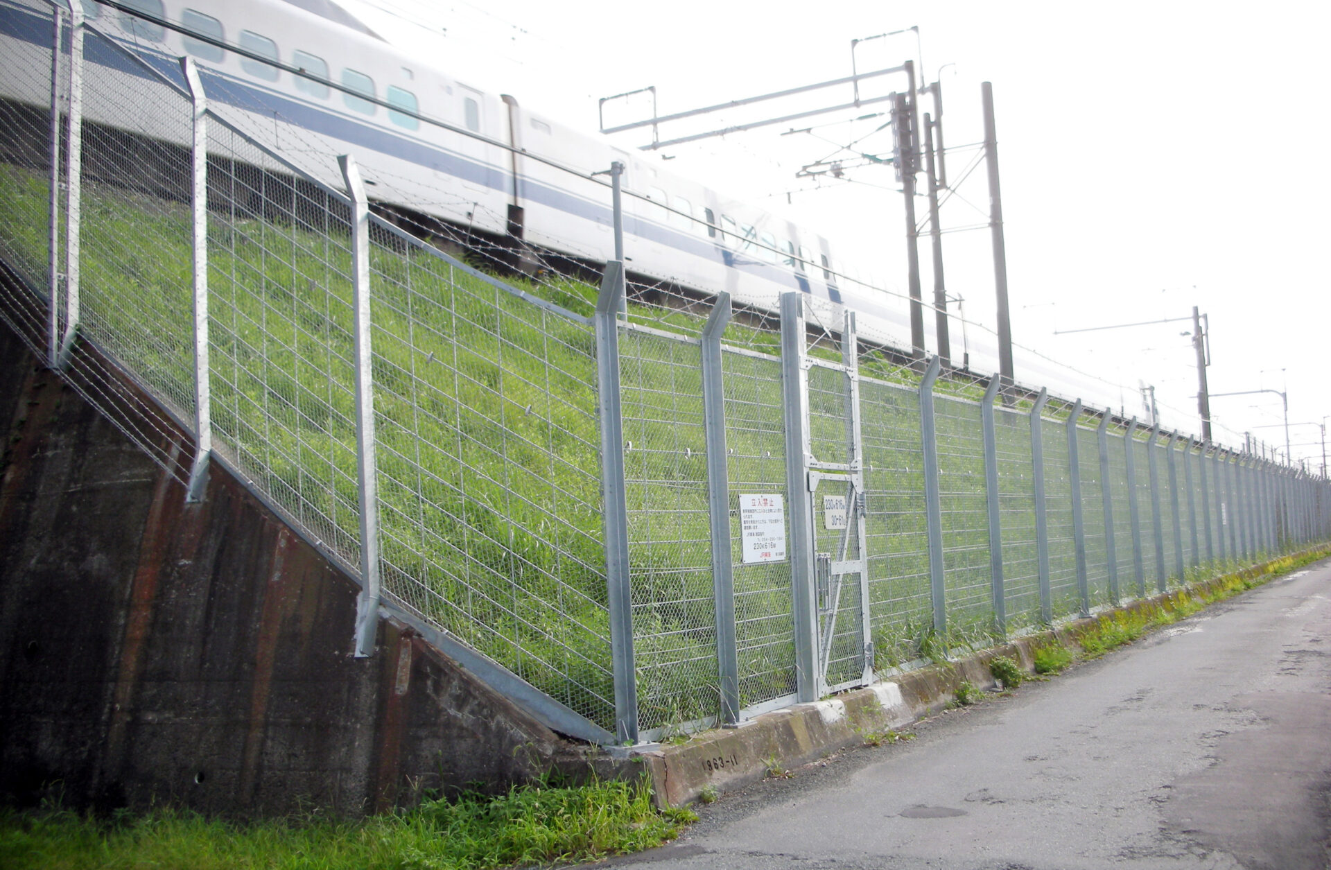 施工実績写真：新幹線線路防護柵旧タイプ(掛川市)