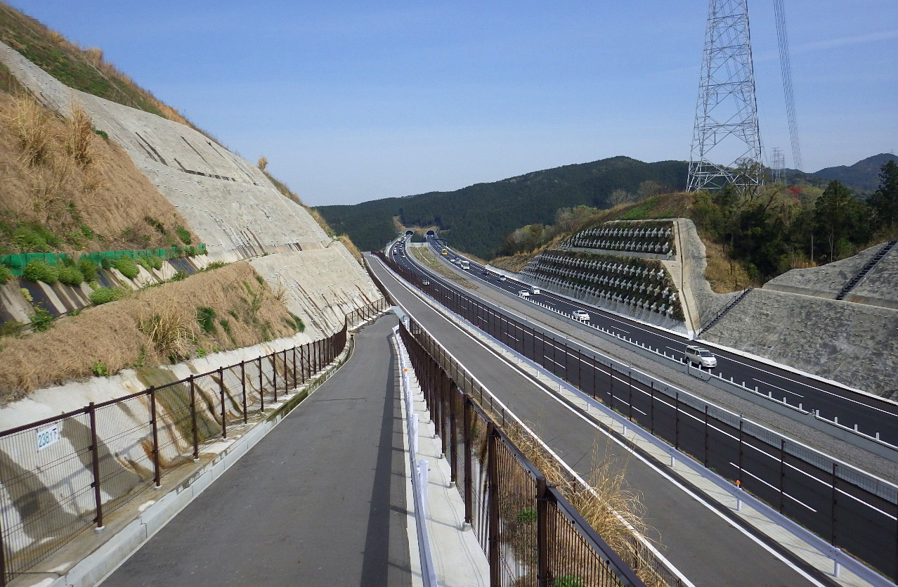 施工実績写真：道路　立入防止柵（新東名高速道路岡崎額田地区）
