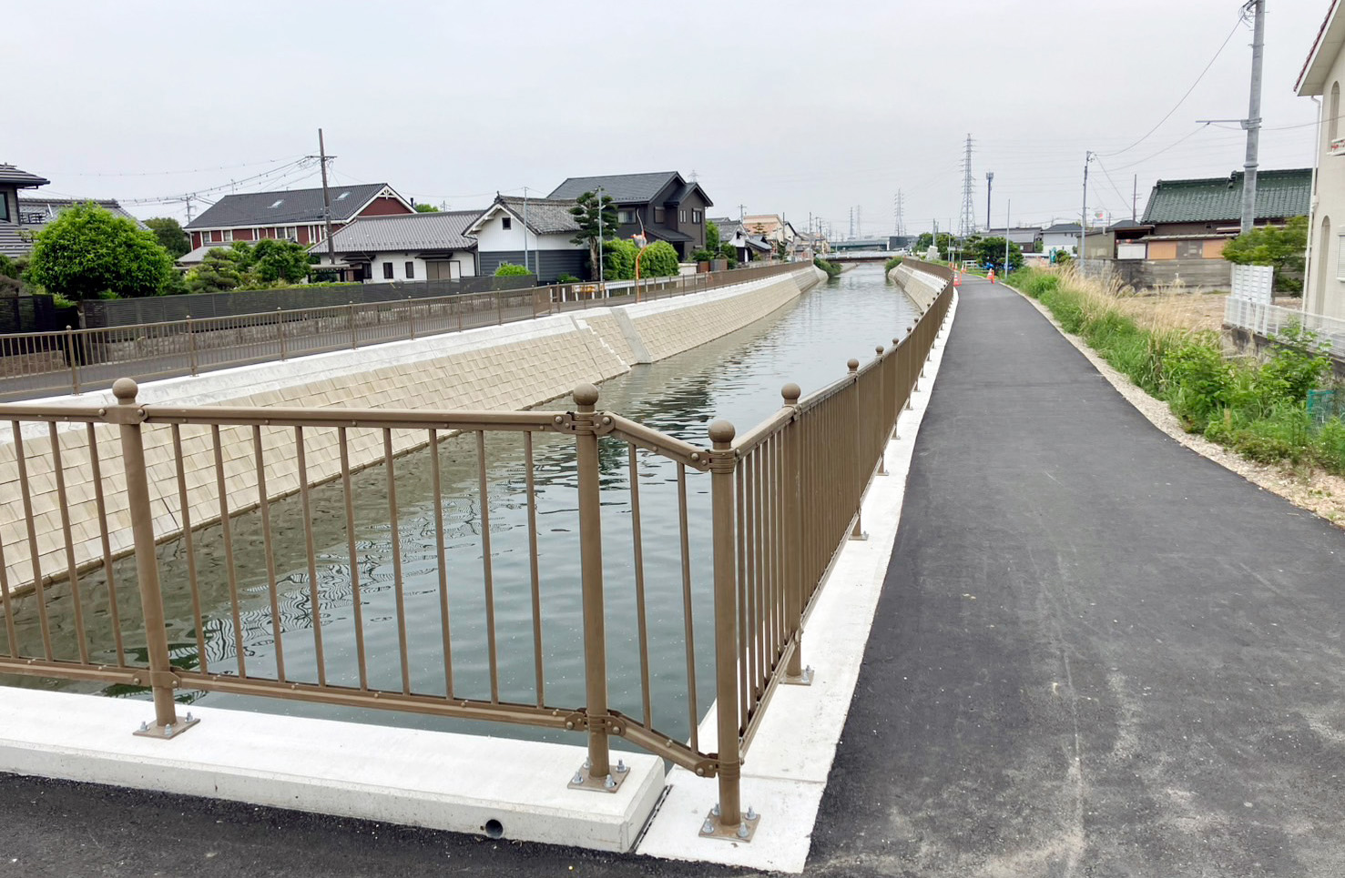 施工実績写真：河川　用水路転落防止柵（木津用水路）