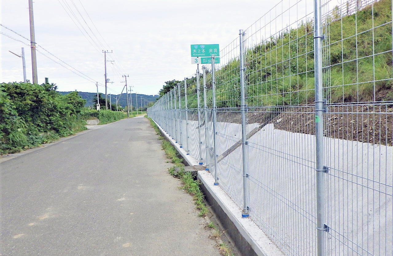 施工実績写真：道路　立入防止柵（名神高速道路 彦根管内）