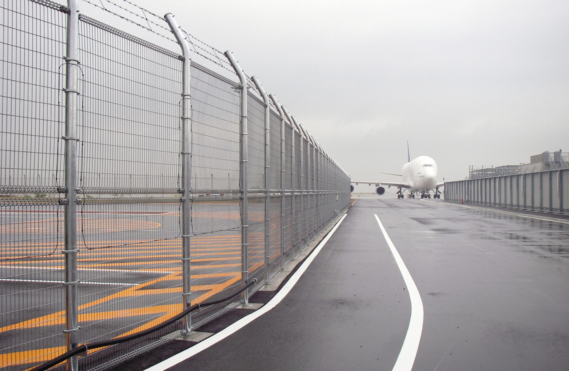 施工実績写真：空港施設立入制限フェンス(中部国際空港)