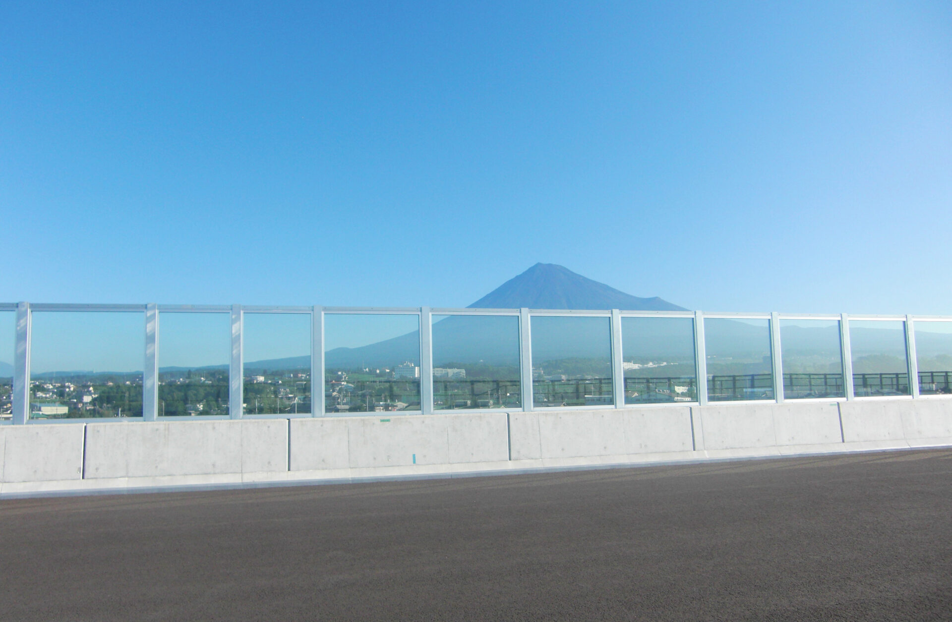 施工実績写真：ガラス透光板（新東名高速道路富士中地区）