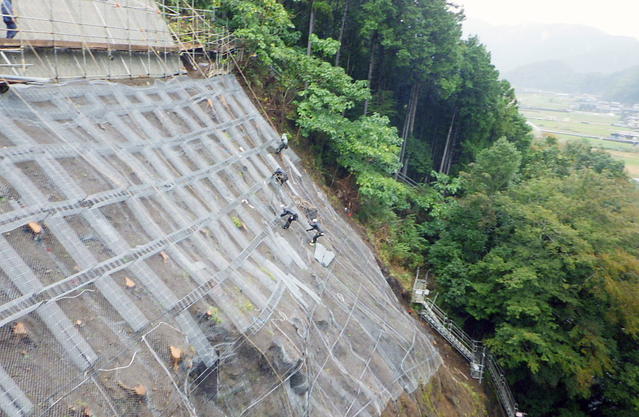 施工実績写真：法枠工　山梨県南巨摩郡南部町